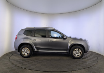 Подержанный автомобиль Nissan Terrano 2017 года (4 фото)