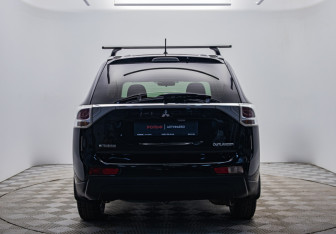 Подержанный автомобиль Mitsubishi Outlander 2013 года (4 фото)