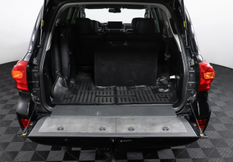 Подержанный автомобиль Toyota Land Cruiser Suv 2012 года (9 фото)