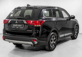 Подержанный автомобиль Mitsubishi Outlander 2018 года (5 фото)