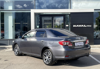 Подержанный автомобиль Toyota Corolla Sedan 2010 года (7 фото)
