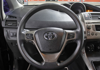 Подержанный автомобиль Toyota Verso 2009 года (17 фото)