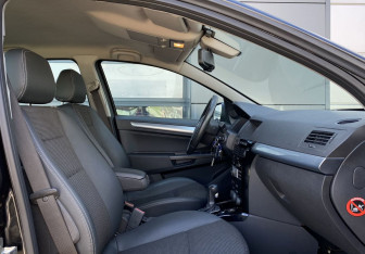 Подержанный автомобиль Opel Astra Sedan 2013 года (19 фото)