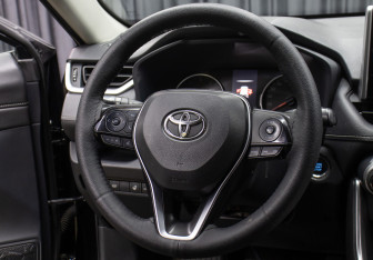 Подержанный автомобиль Toyota RAV4 2021 года (15 фото)