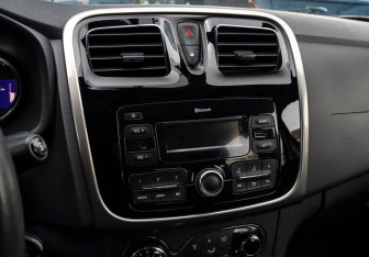 Подержанный автомобиль Renault Sandero 2018 года (14 фото)