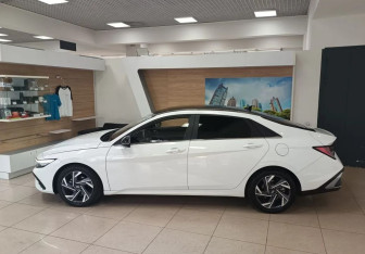 Подержанный автомобиль Hyundai Elantra Sedan 2024 года (8 фото)