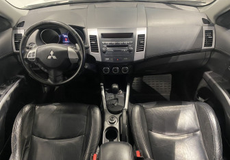 Подержанный автомобиль Mitsubishi Outlander 2010 года (10 фото)