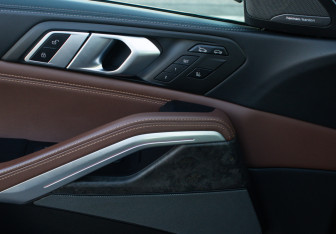 Подержанный автомобиль BMW X6 2021 года (22 фото)
