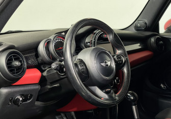 Подержанный автомобиль MINI Hatch 2016 года (13 фото)