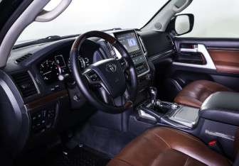 Подержанный автомобиль Toyota Land Cruiser Suv 2018 года (15 фото)