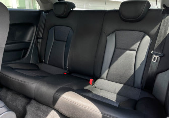 Подержанный автомобиль Audi A1 2012 года (10 фото)