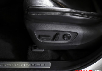 Подержанный автомобиль Toyota Highlander 2021 года (18 фото)