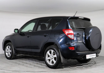Подержанный автомобиль Toyota RAV4 2010 года (6 фото)
