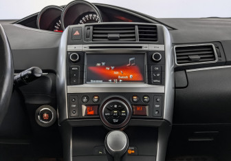 Подержанный автомобиль Toyota Verso 2014 года (17 фото)