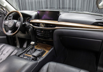 Подержанный автомобиль Lexus LX 2016 года (11 фото)