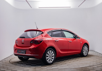 Подержанный автомобиль Opel Astra Hatchback 2013 года (5 фото)