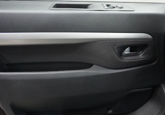 Подержанный автомобиль Peugeot Traveller 2020 года (12 фото)
