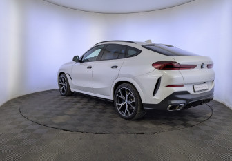 Подержанный автомобиль BMW X6 2022 года (7 фото)
