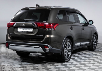 Подержанный автомобиль Mitsubishi Outlander 2019 года (5 фото)