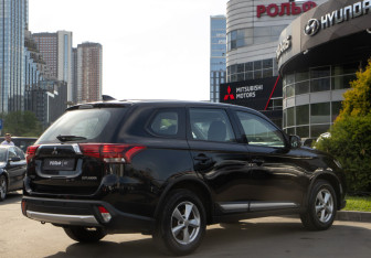 Подержанный автомобиль Mitsubishi Outlander 2018 года (4 фото)