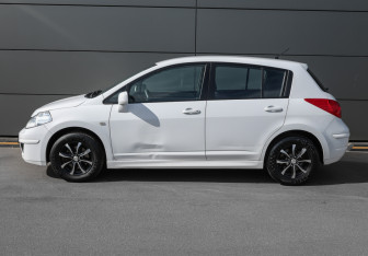 Подержанный автомобиль Nissan Tiida Hatchback 2012 года (7 фото)