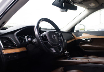 Подержанный автомобиль Volvo XC90 2017 года (9 фото)