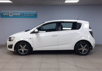 Подержанный автомобиль Chevrolet Aveo Hatchback 2013 года (8 фото)