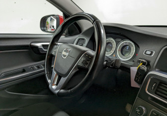 Подержанный автомобиль Volvo S60 2012 года (22 фото)