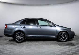 Подержанный автомобиль Volkswagen Jetta Sedan 2010 года (4 фото)