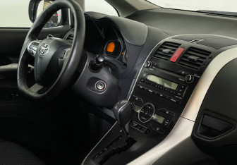 Подержанный автомобиль Toyota Auris Hatchback 2011 года (9 фото)
