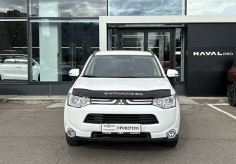 Подержанный автомобиль Mitsubishi Outlander 2013 года (2 фото)