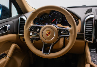 Подержанный автомобиль Porsche Cayenne 2015 года (15 фото)