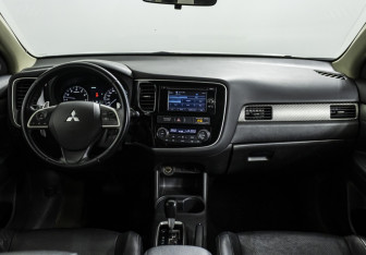 Подержанный автомобиль Mitsubishi Outlander 2013 года (13 фото)