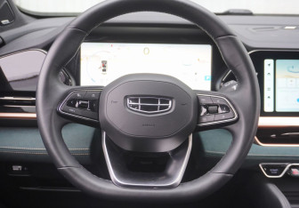 Подержанный автомобиль Geely Monjaro 2023 года (14 фото)
