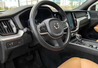 Подержанный автомобиль Volvo XC60 2019 года (13 фото)
