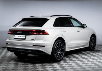 Подержанный автомобиль Audi Q8 2022 года (5 фото)