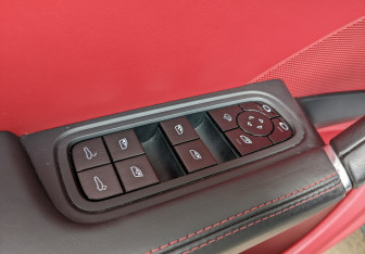 Подержанный автомобиль Porsche Cayenne 2020 года (10 фото)