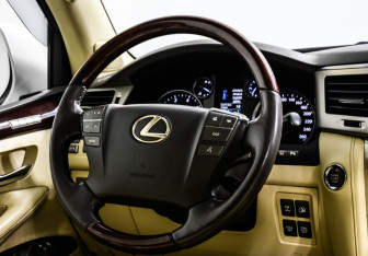 Подержанный автомобиль Lexus LX 2012 года (16 фото)