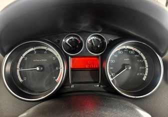 Подержанный автомобиль Peugeot 308 Hatchback 2011 года (12 фото)