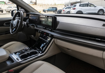 Подержанный автомобиль Kia Carnival 2021 года (14 фото)