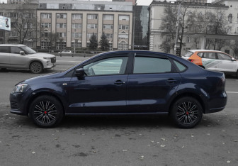 Подержанный автомобиль Volkswagen Polo Sedan 2012 года (8 фото)