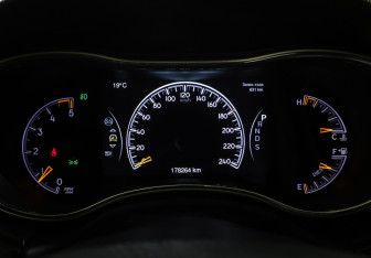 Подержанный автомобиль Jeep Grand Cherokee 2014 года (16 фото)