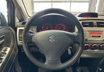 Подержанный автомобиль Suzuki Liana Wagon 2005 года (13 фото)