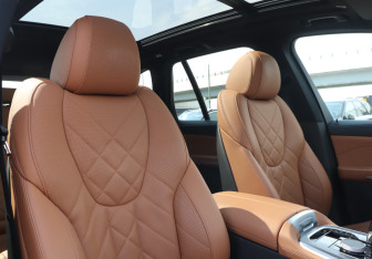 Подержанный автомобиль BMW X5 2022 года (14 фото)