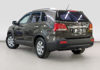 Подержанный автомобиль Kia Sorento 2011 года (7 фото)