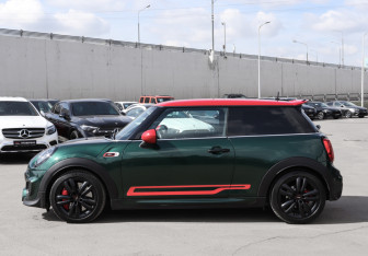 Подержанный автомобиль MINI Hatch 2017 года (8 фото)