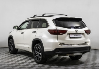 Подержанный автомобиль Toyota Highlander 2014 года (6 фото)