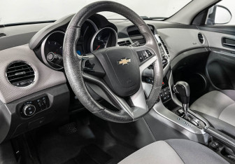 Подержанный автомобиль Chevrolet Cruze Sedan 2010 года (13 фото)