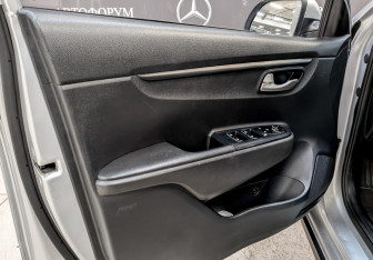 Подержанный автомобиль Kia Rio Hatchback 2021 года (18 фото)