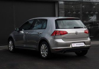 Подержанный автомобиль Volkswagen Golf Hatchback 2013 года (7 фото)